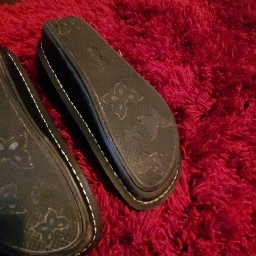 BLACK CLOGS..SLIP RESISTANCE - Picture 5 of 5
